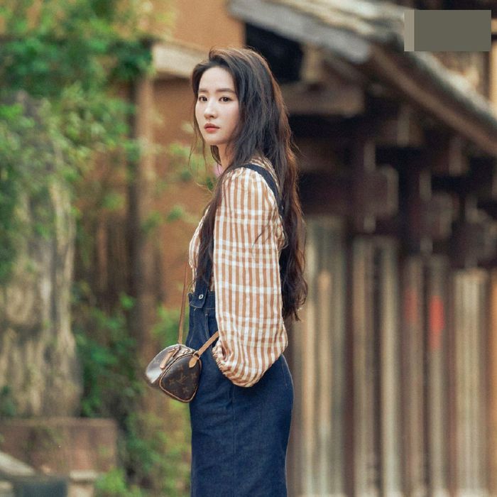 Chị em Trung Quốc liên tục săn lùng các mẫu váy, áo mà Lưu Diệc Phi mặc trong phim Đi đến nơi có gió.