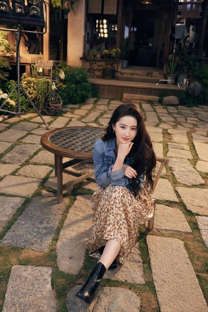 Cô lăng xê phong cách vintage với những bộ váy hoa nhí nhẹ nhàng, mix cùng áo denim hoặc cardigan mỏng.