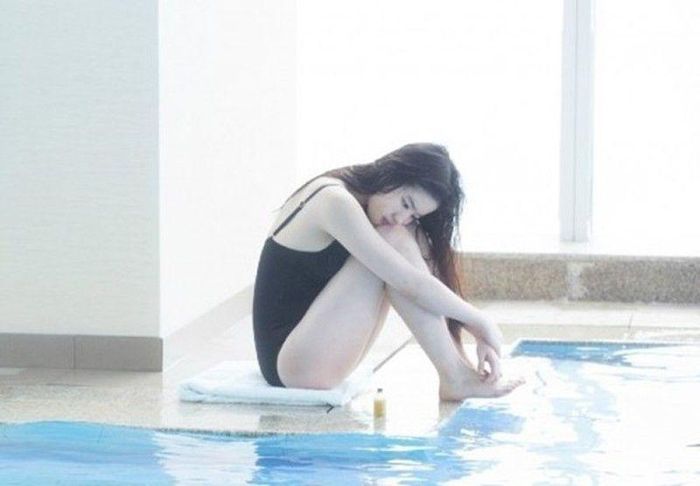 Lưu Diệc Phi cũng từng lên hot search với phân cảnh mặc monokini phim Dạ khổng tước (2016).