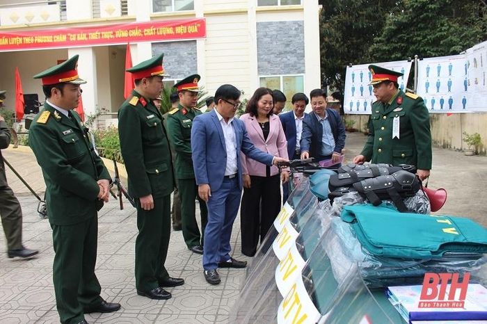 Lãnh đạo huyện Bá Thước thăm mô hình học cụ