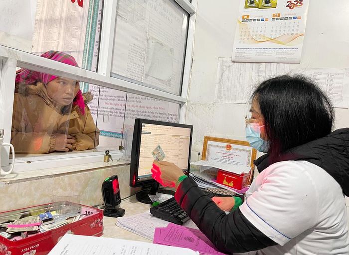 Người dân sử dụng căn cước công dân khi đến khám, chữa bệnh.