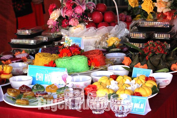Gian hàng ẩm thực đặc sắc của bà con nhân dân các tổ dân phố trên địa bàn phường Ỷ La.