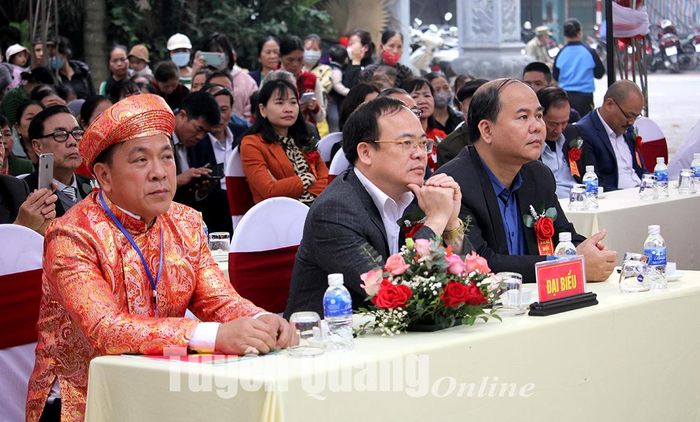 Lãnh đạo UBND thành phố tham dự lễ khai hội.