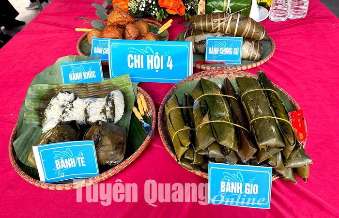 Các loại bánh truyền thống được trưng bày tại gian hàng ẩm thực xứ Tuyên.