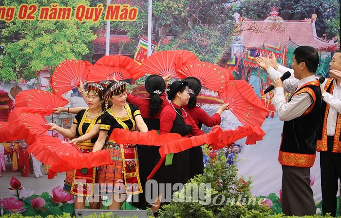 Chương trình văn nghệ đặc sắc tại lễ khai hội.