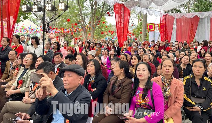Đông đảo bà con nhân dân và du khách thập phương tham gia ngày hội.
