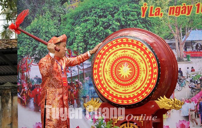 Lãnh đạo UBND phường Ỷ La (TP Tuyên Quang) đánh trống khai hội.