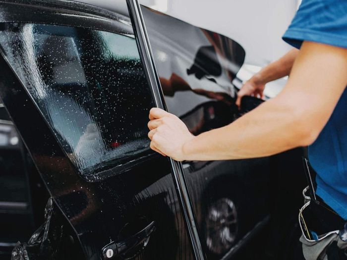 Vừa mới mua xe về thì sẵn tiện gắn thêm cho nó vài tấm phim cách nhiệt để ngăn chặn cái nắng oi bức ở Việt Nam