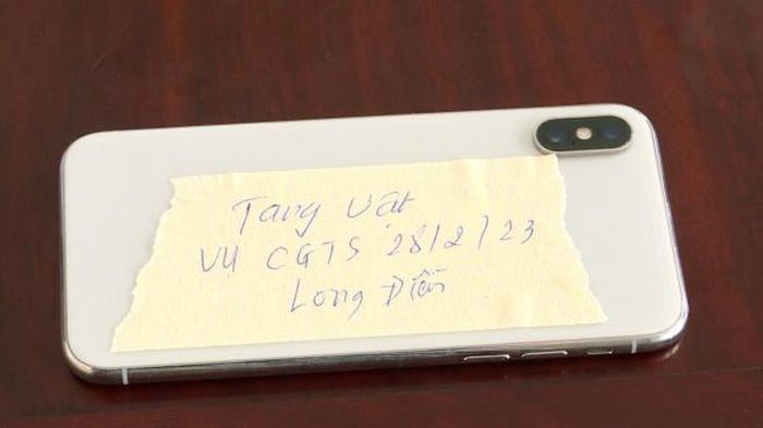 Chiếc điện thoại tang vật vụ án.