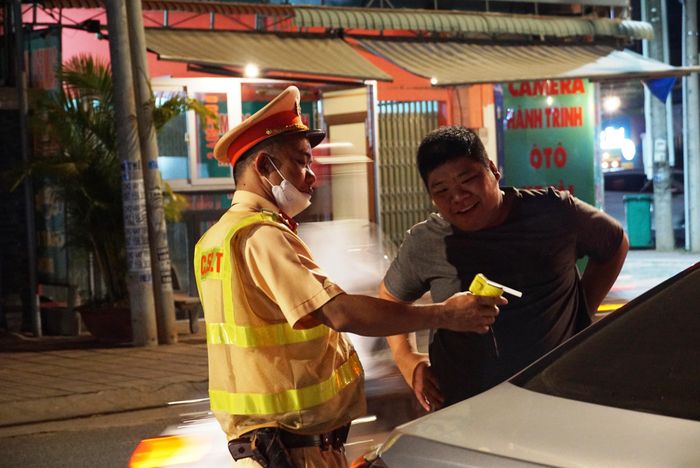 Sau khi có kết quả, lực lượng chức năng thông báo và cảm ơn người điều khiển phương tiện đã hợp tác kiểm tra. Ảnh: Mạnh Thìn. 