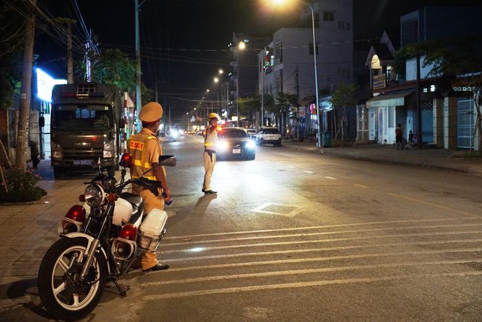 Việc kiểm tra được thực hiện nghiêm ngặt. Ảnh: Mạnh Thìn.