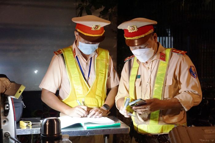 Việc ghi nhật ký thể hiện sự nghiêm ngặt trong quá trình xử lý vi phạm. Ảnh: Mạnh Thìn.