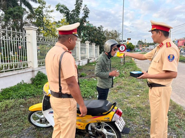 Trạm CSGT Ngã ba Thái Lan Kiểm tra nồng độ cồn.