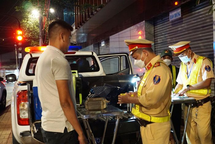 Lực lượng chức năng thông báo việc kiểm tra nồng độ cồn trước khi thực hiện đo. Ảnh: Mạnh Thìn.