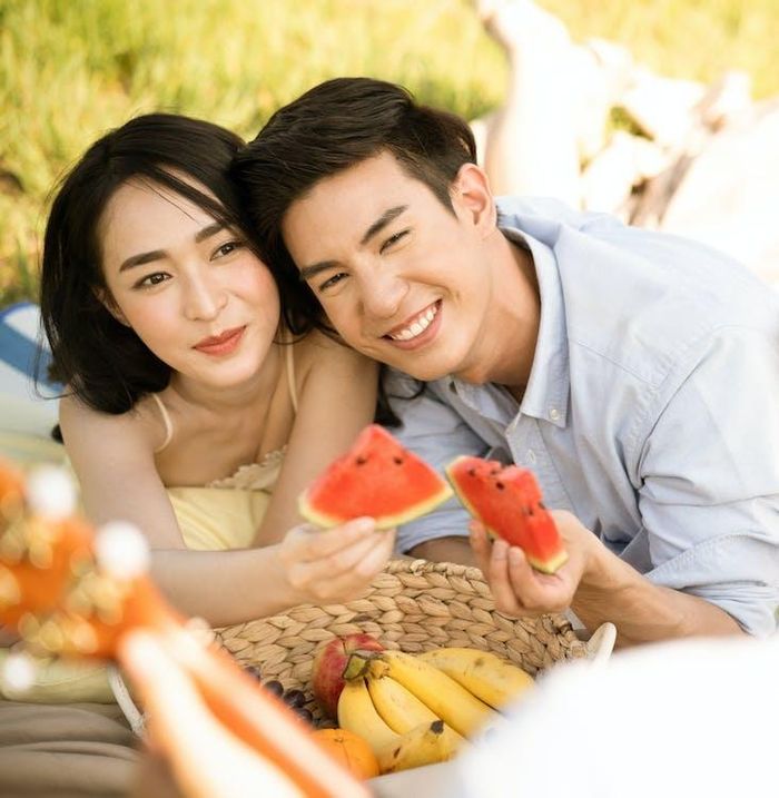 Cả hai nền dành nhiều thời gian để trò chuyện và mở lòng hơn. Ảnh: Pexels.
