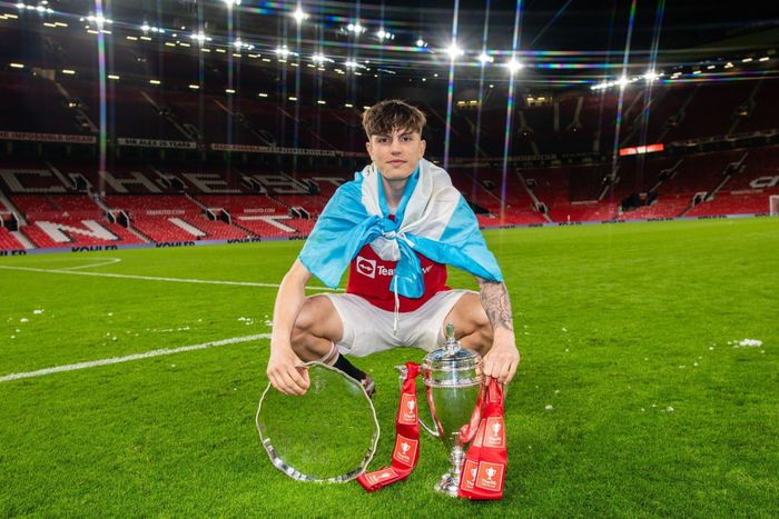 Sao trẻ mang hai dòng máu Argentina và Tây Ban Nha cùng U18 MU đánh bại Nottingham, giành chức vô địch cảm xúc trên sân Old Trafford. Kết thúc mùa giải 2021/22, Garnacho được vinh danh là Cầu thủ xuất sắc của lò đào tạo MU. 