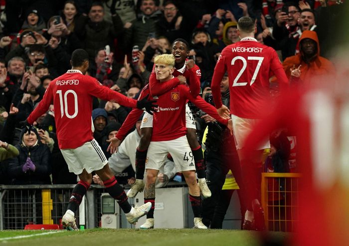  Một năm sau, Garnacho làm nổ tung các khán đài sân Old Trafford. Anh ghi bàn ở phút 90, giúp MU vượt lên dẫn West Ham 2-1 ở FA Cup. Đó là bước ngoặt để "Quỷ đỏ" lội ngược dòng thành công. 