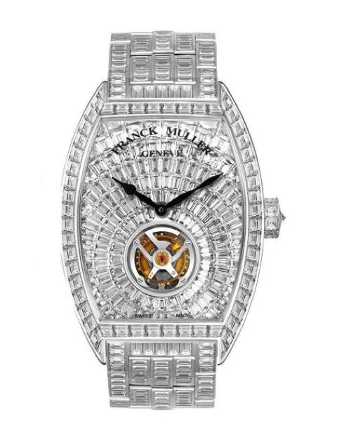 Mẫu đồng hồ có kích thước mặt số 42 mm. Bên cạnh đó, thiết bị xem giờ được sản xuất đặc biệt cho cầu thủ người Bồ Đào Nha. Chiếc đồng hồ gây chú ý khi được nạm hoàn toàn bằng kim cương, kiểu dáng mặt số đơn giản mà sang trọng. Ảnh: Superwatchman.