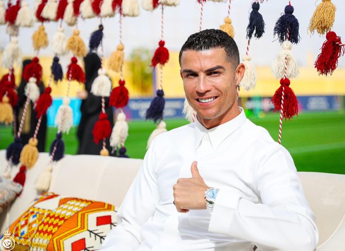 Cristiano Ronaldo ăn diện lịch lãm khi tham dự Saudi Arabia's Founding Day cùng các đồng đội Al Nassr. Anh phối sơ mi trắng với mẫu đồng hồ mặt số xanh dương Rolex Daytona. Thiết bị được bán với giá 175.000 USD. Ảnh: AlNassrFC_EN.