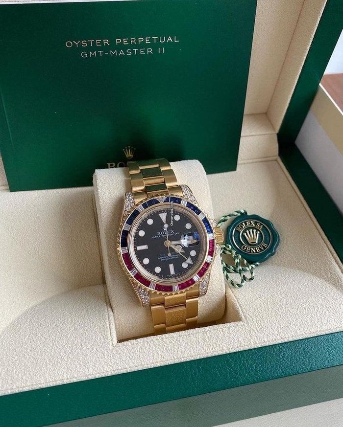 Trên trang Chrono24, thiết bị được bán lại với giá hơn 134.000 USD. Thiết bị sản xuất vào năm 2007. Kích thước mặt số là 40 mm, chống nước 100 m. Mẫu đồng hồ có thể dự trữ năng lượng trong 50 giờ. Ảnh: Chrono24.