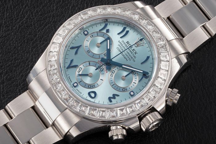 Mẫu Rolex Daytona có kích thước mặt số 40 mm. Thiết bị xem giờ được trang bị bộ máy tự động Cal. 4130, vỏ bằng platinum và chống nước 100m. Trên các trang bán lại đồng hồ, thiết kế này được bán lại với giá hơn 200.000 USD. Ảnh: Christie's.