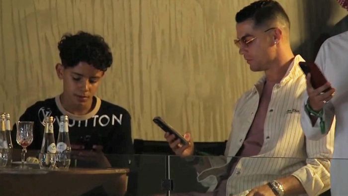 Trong dịp đi xem trận đấu quyền anh, Ronaldo đeo mẫu đồng hồ Franck Muller Cintreé Curvex Tourbillon. Thiết bị có lớp vỏ làm bằng vàng trắng, đính kim cương cắt dáng baguette. Theo SCMP, mẫu đồng hồ trị giá gần 1,5 triệu USD, đắt thứ 2 trong bộ sưu tập của Ronaldo. Mẫu đắt nhất có giá khoảng 2 triệu USD. Ảnh: The Sun.