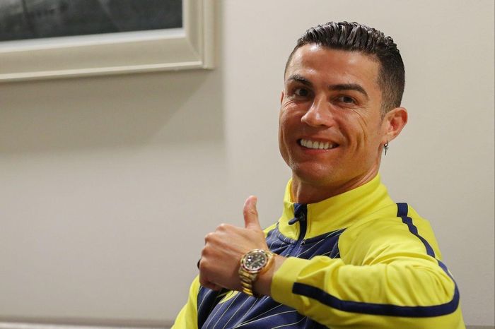 Thời gian gần đây, Ronaldo thường xuyên đeo những thiết bị xa xỉ của thương hiệu Rolex. Mẫu Rolex GMT-Master II bằng vàng 18K có giá 110.000 USD. Vòng bezel đính đá sapphire xanh và đỏ. Ảnh: DaizerPT.