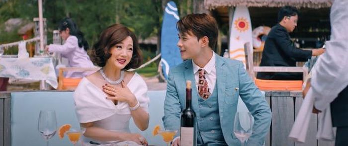 Anh Tú (bên phải ảnh) trong “Siêu lừa gặp siêu lầy”