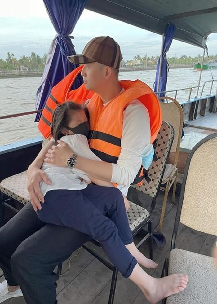 Louis hết mực chiều chuộng con gái. Anh thường mua quà ở Mỹ gửi về cho con.