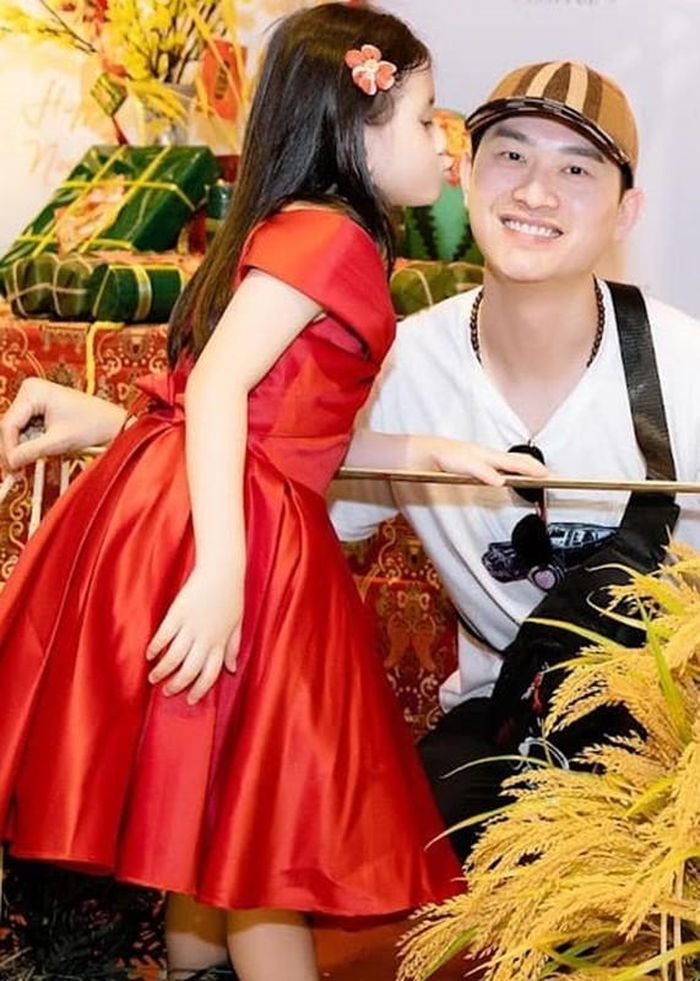 Khi về Việt Nam, Louis chăm sóc con gái chu đáo.