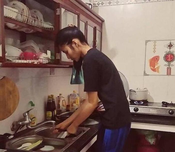 Vài năm trước, gia đình Á hậu Hoàng Thùy ở nông thôn nhưng vẫn phải đi thuê nhà vì quá nghèo. Khi bị người ta đòi, bố mẹ cô xin họ cho dựng một túp lều để ở.