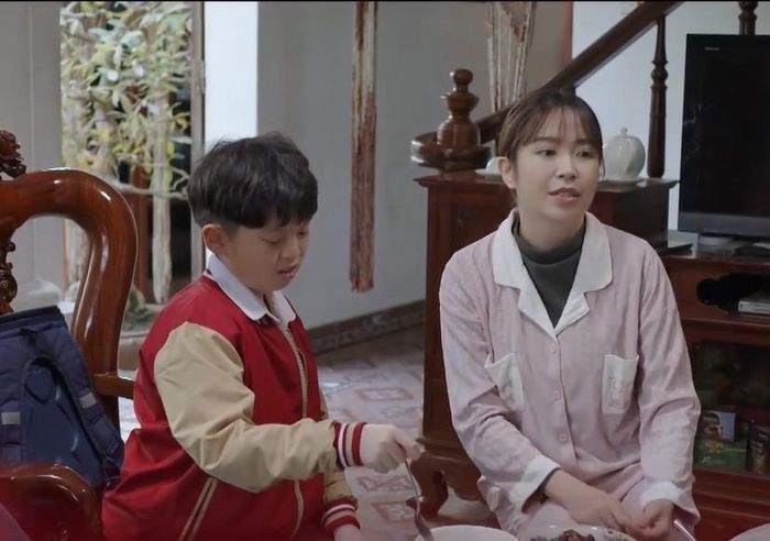 Dưới bóng cây hạnh phúc tập 27, Son cảm thấy hạnh phúc khi được cả nhà quan tâm.
