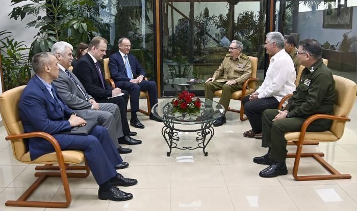 Đại tướng Rául Castro (thứ 4 từ phải sang) và Chủ tịch Cuba Miguel Díaz-Canel (thứ 2 từ phải sang) đón tiếp ông Patrushev. (Nguồn: Revolution Studios)