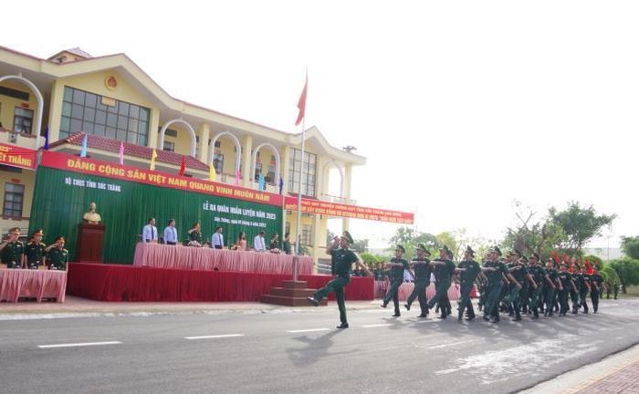 Duyệt đội ngũ tại Lễ ra quân huấn luyện năm 2023 của BĐBP Sóc Trăng. Ảnh: Văn Long