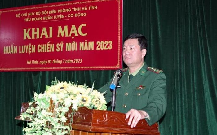 Đại tá Bùi Hồng Thanh, Chỉ huy trưởn BĐBP Hà Tĩnh phát biểu chỉ đạo ra quân huấn luyện năm 2023. Ảnh: Thế Mạnh