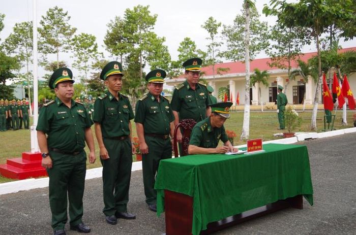 Các đơn vị thuộc BĐBP Tiền Giang ký kết giao ước thi đua. Ảnh: Đoàn Phát