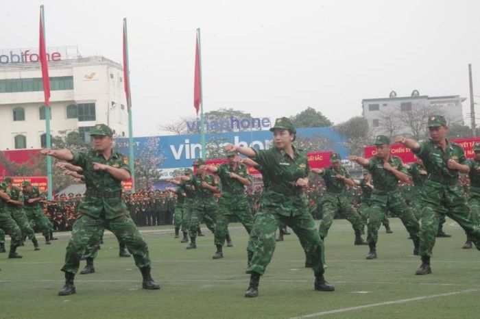 Cán bộ, chiến sĩ BĐBP Nghệ An biểu diễn võ thuật tại buổi ra quân huấn luyện. Ảnh: Viết Lam