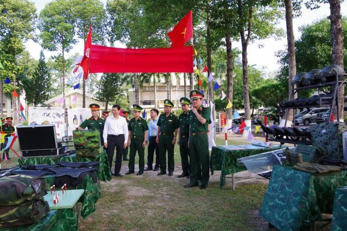 Các đại biểu tham quan khu trưng bày học cụ huấn luyện của BĐBP Tây Ninh. Ảnh: Hải Bằng