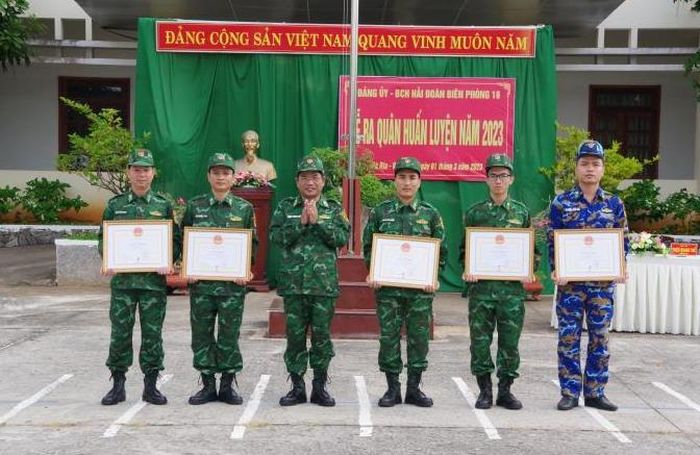 Tai Lễ ra quân huấn luyện năm 2023, thừa ủy quyền của Thủ trưởng Bộ Tư lệnh BĐBP và UBND tỉnh Bà Rịa - Vũng Tàu, chỉ huy Hải đoàn Biên phòng 18 đã trao Bằng khen cho các tập thể, cá nhân có thành tích xuất sắc trong phong trào Thi đua Quyết thắng năm 2022 và đợt thi đua cao điểm chào mừng kỷ niệm 50 năm chiến thắng “ Hà Nội - Điện Biên Phủ trên không”. Ảnh: Vũ Hùng