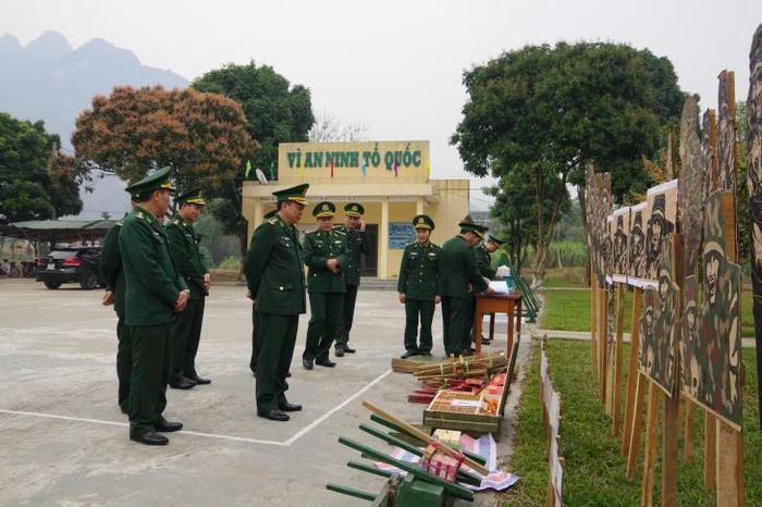 Lãnh đạo Bộ Chỉ huy BĐBP Hà Giang thăm quan mô hình học cụ. Ảnh: Xuân Minh