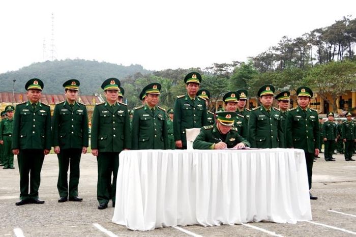 Các cơ quan, đơn vị thuộc BĐBP Quảng Bình ký kết giao ước thi đua. Ảnh: Châu Thành