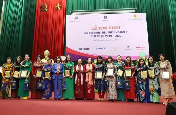  Các nữ tri thức ngành y được tôn vinh. Ảnh: Nguyễn Nhiên. 