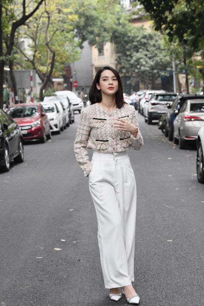  Nhờ công việc người mẫu và diễn xuất, Quỳnh Lương có thu nhập ổn định. Cô nói: "100 triệu đồng mỗi tháng thì tôi đã kiếm được từ rất lâu rồi. Tôi từng nói rằng thu nhập 10 triệu đồng không đủ sống, với tôi đó là sự thật. Tôi không sống được với 10 triệu đồng thì tôi nói thôi".