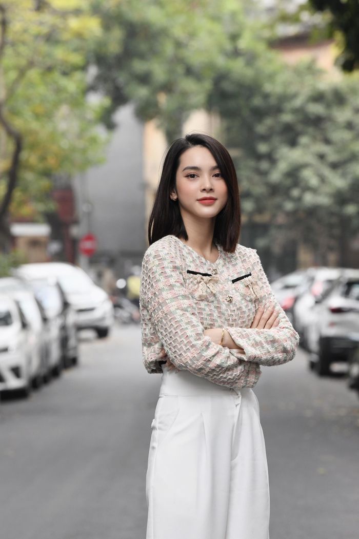  Vai diễn đầu tay của Quỳnh Lương trong phim truyền hình là vai trong Lối nhỏ vào đời. Sau đó, cô tiếp tục góp mặt trong Gara hạnh phúc và mới nhất là Đừng làm mẹ cáu. Dù là diễn viên tay ngang, diễn xuất của Quỳnh Lương nhận được nhiều lời khen.