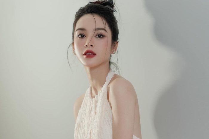  Quỳnh Lương nói vui rằng cô cảm thấy hiện tại, cô có tất cả. "Tôi thu nhập 8 con số mỗi tháng, có xe hơi, có dư tiền mua nhà, có tiền tiết kiệm. Nhiều người tuổi trẻ thì mong có con, tôi có cả con trai lớn rồi. Tôi thấy mình có tất cả rồi ấy chứ". 