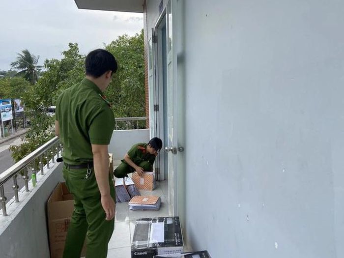 Cơ quan điều tra thực hiện khám xét và thu giữ tài liệu phục vụ điều tra tại Trung tâm 79-01S