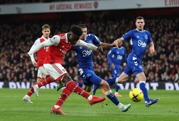 Mãi đến phút 41, Arsenal mới cụ thể hóa ưu thế bằng bàn thắng đẹp mắt của Bukayo Saka
