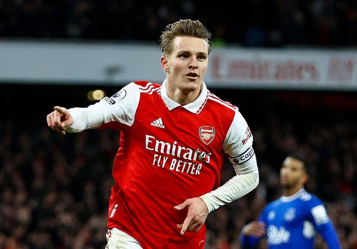 Phút 71, Odegaard lao vào đá bồi nâng tỷ số lên 3-0