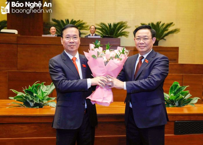 Chủ tịch Quốc hội Vương Đình Huệ tặng hoa chúc mừng Chủ tịch nước Võ Văn Thưởng. Ảnh: Quang Khánh