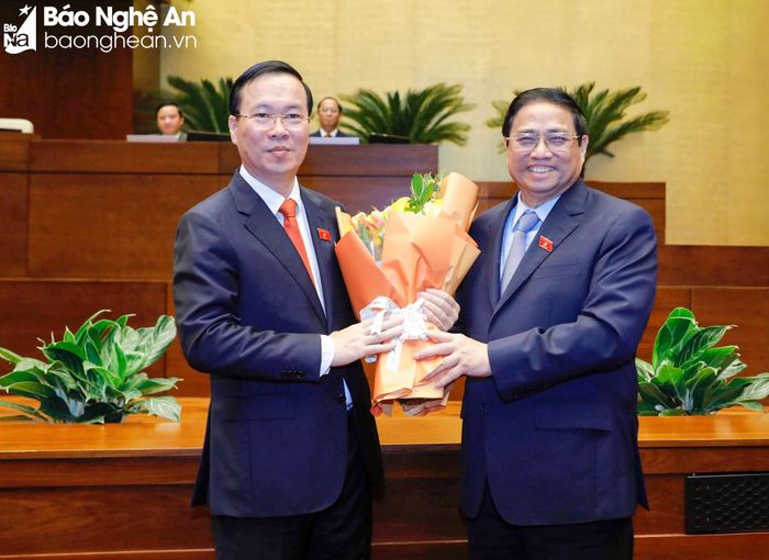 Thủ tướng Chính phủ Phạm Minh Chính tặng hoa chúc mừng Chủ tịch nước Võ Văn Thưởng. Ảnh: Quang Khánh
